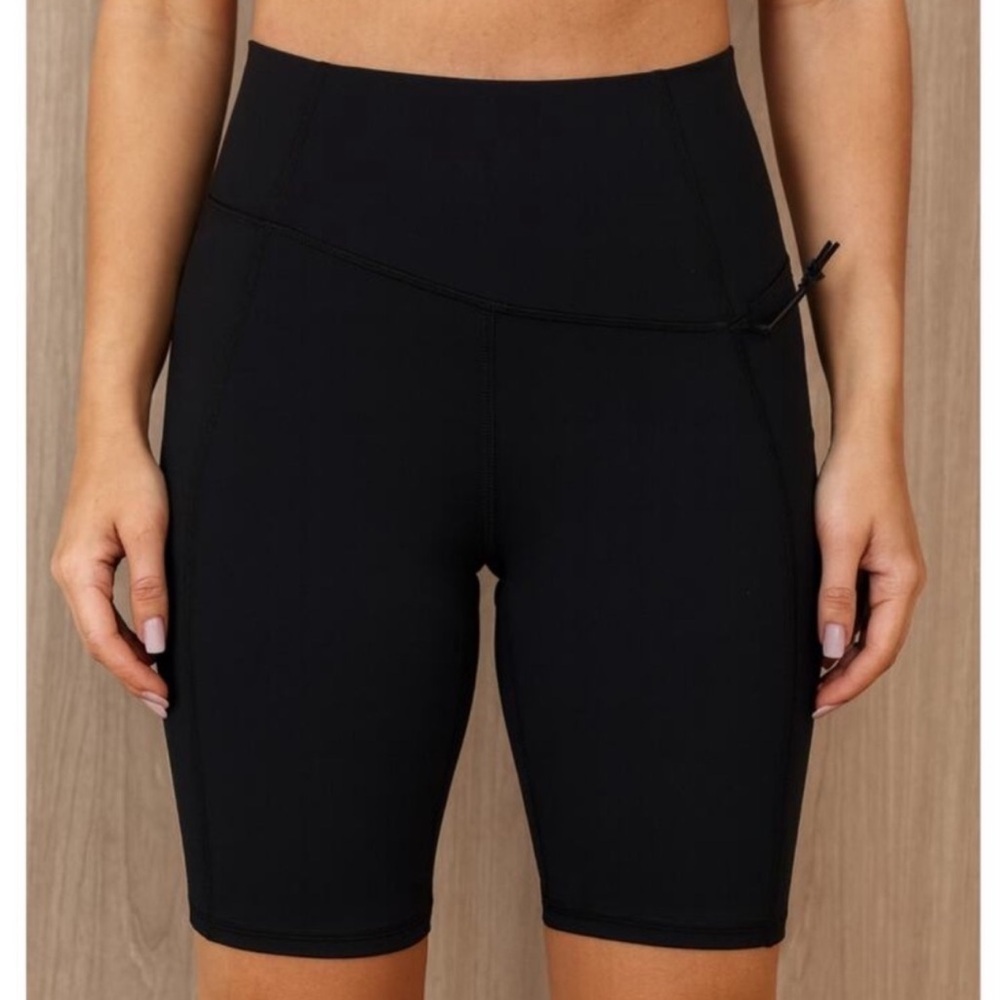 NWT Stori Unscripted 7" Fitted Shorts Onyx Black
Size 8